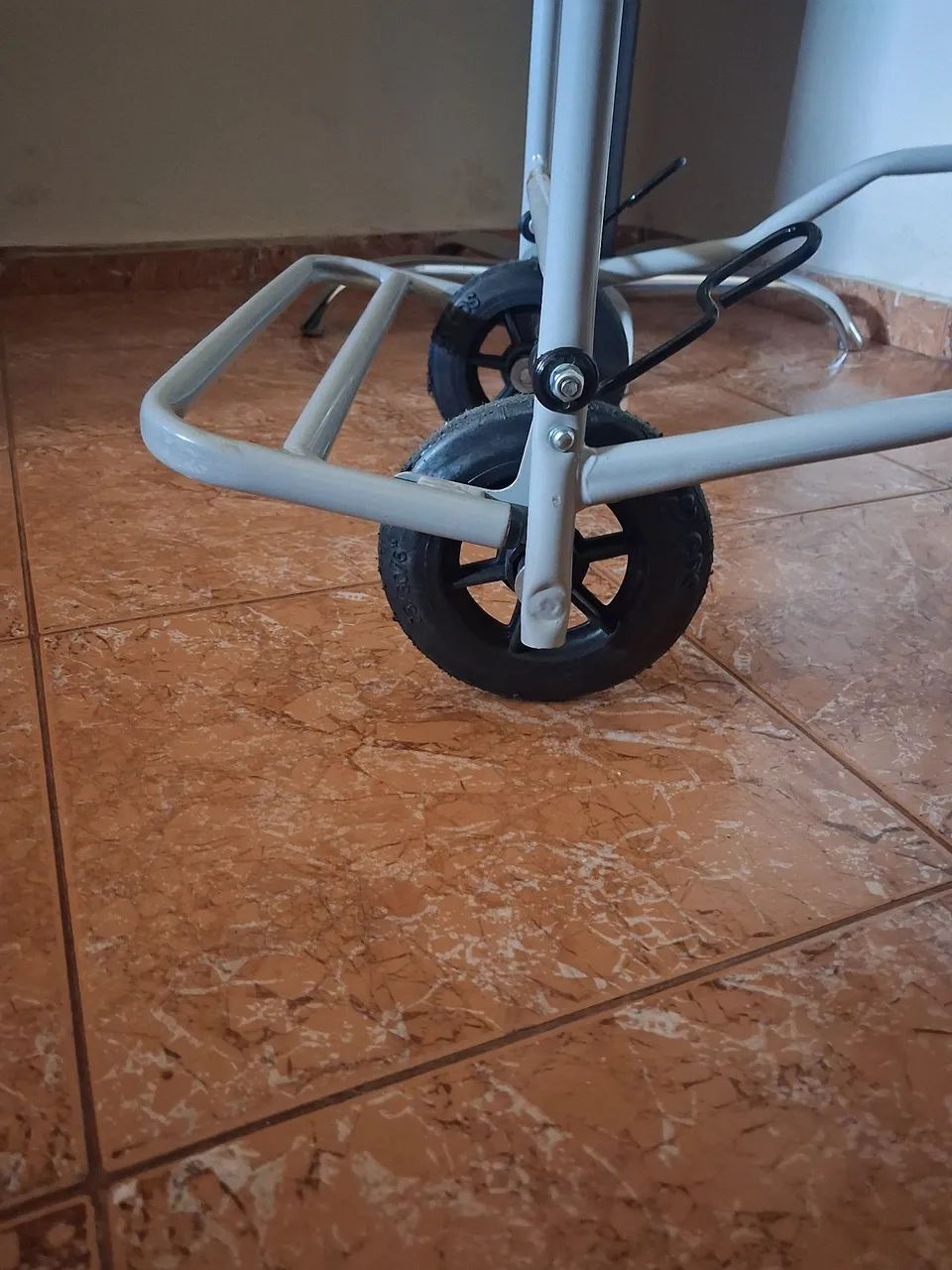CADEIRA DE BANHO COM RODINHAS  - Foto 2