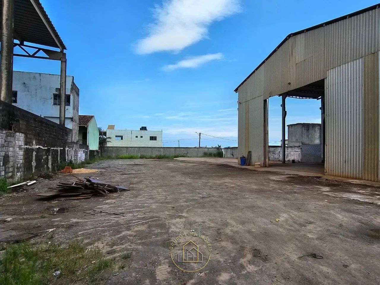Pavilhão/Galpão Industrial com 2.000m² de terreno e 300m² de Galpão - Foto 2