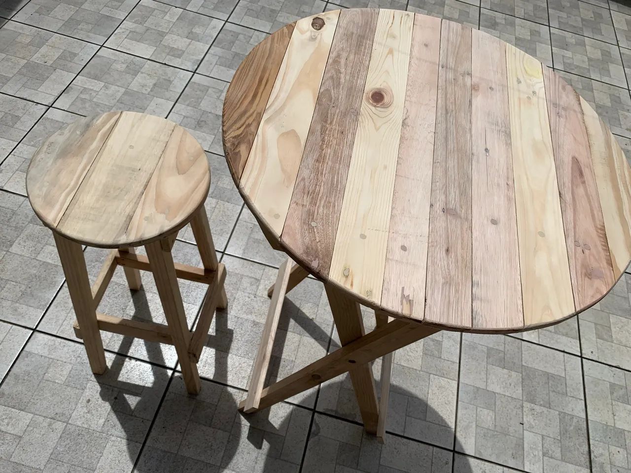 Conjunto Mesa bistrô dobrável com 2 banquetas  - Foto 4