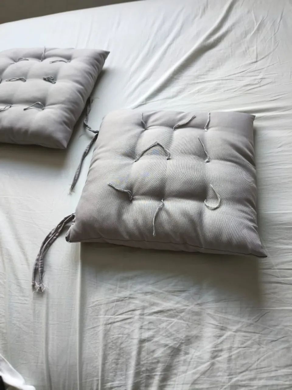 Almofadas futon cor cinza 