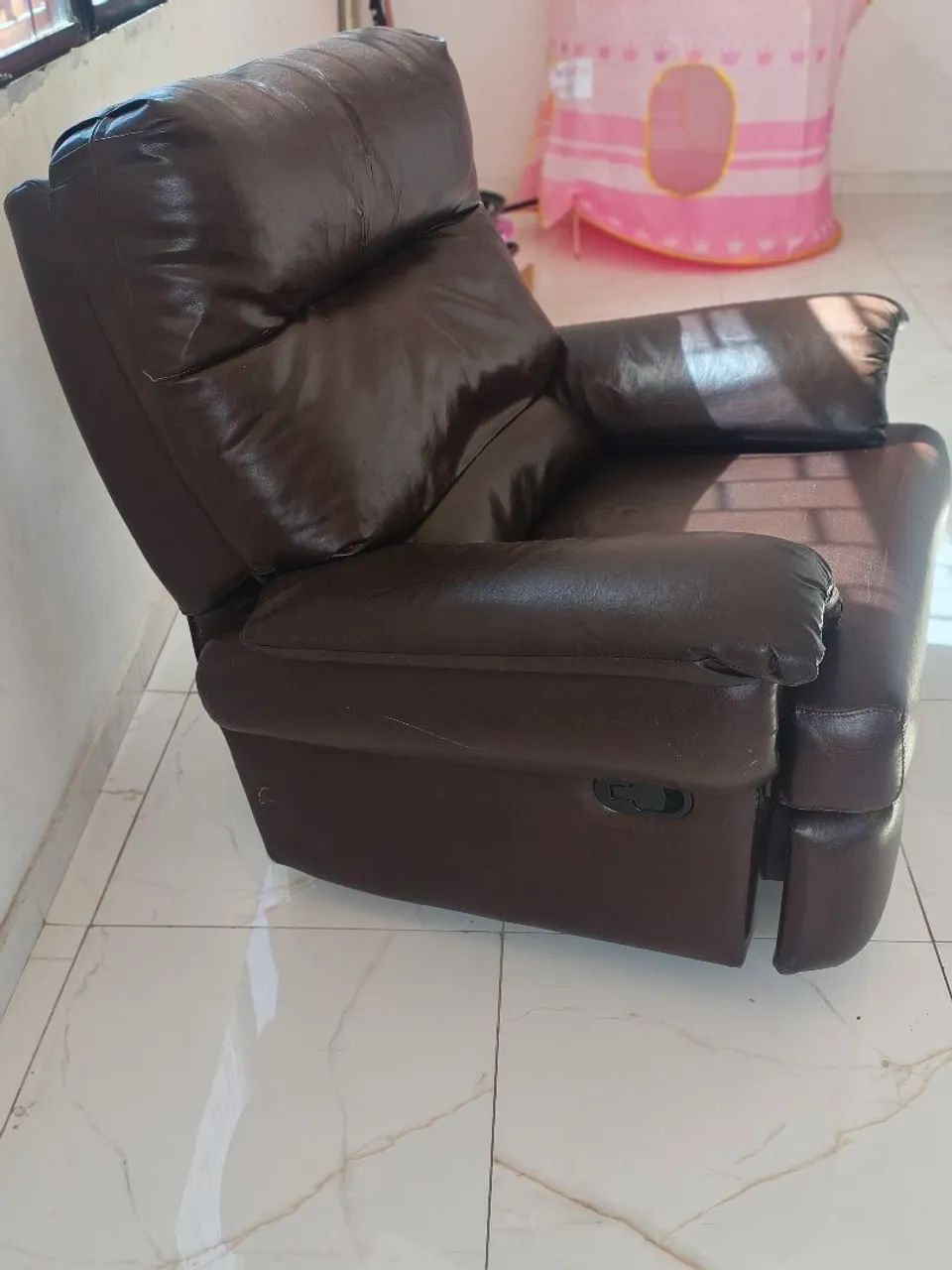 Poltrona Reclinável Extra Larga com Balanço - Couro Sintético Marrom - Foto 4