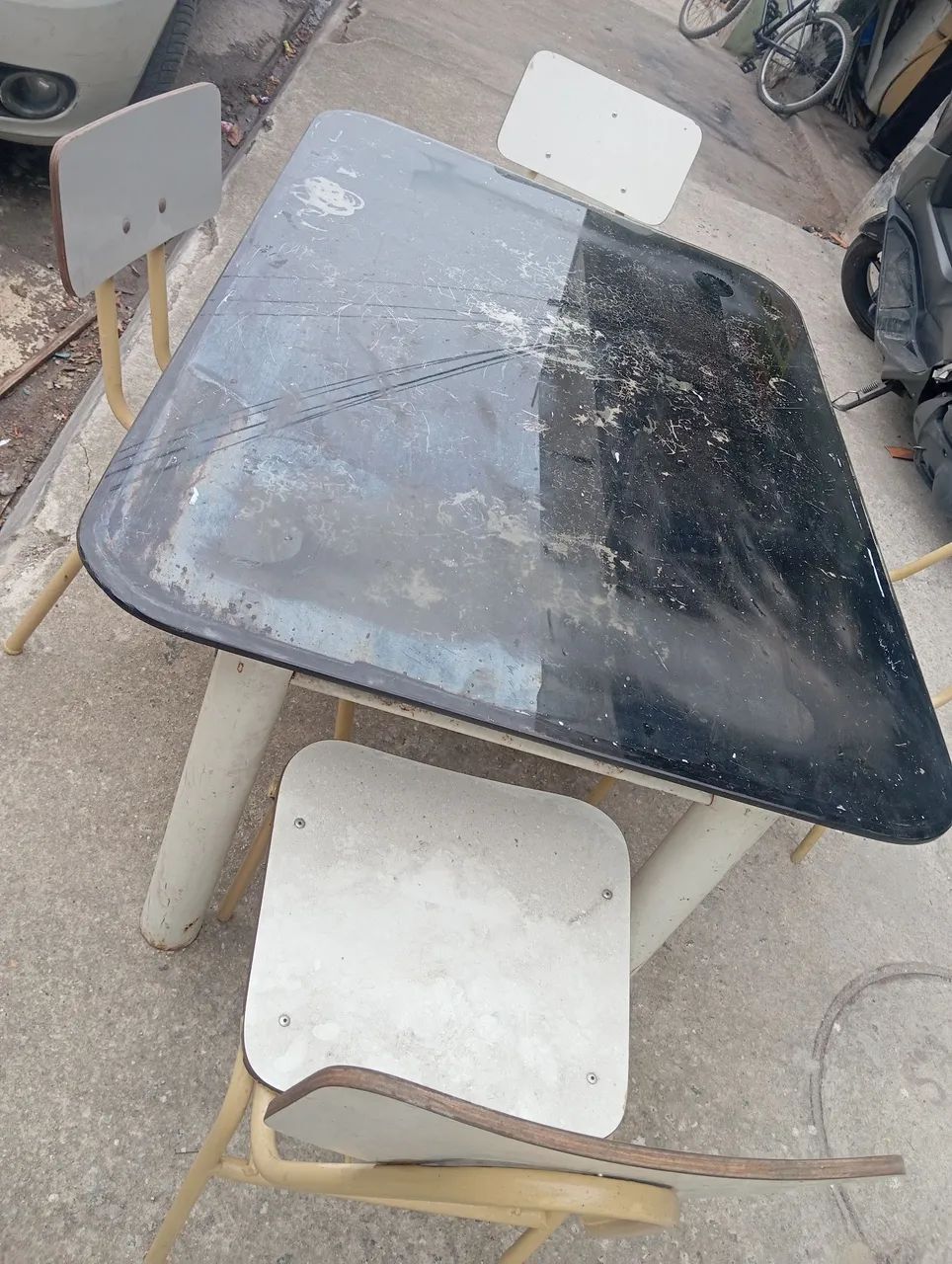 Mesa com tampo de vidro e quatro cadeiras 