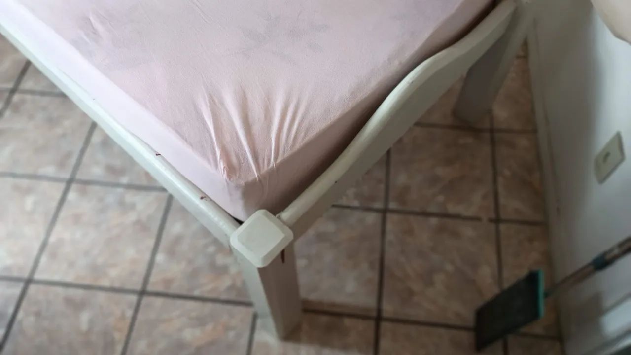 Cama de solteiro com colchão madeira maciça 