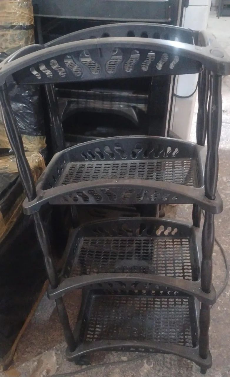 Estante plástica, de 4 prateleiras, em bom estado.