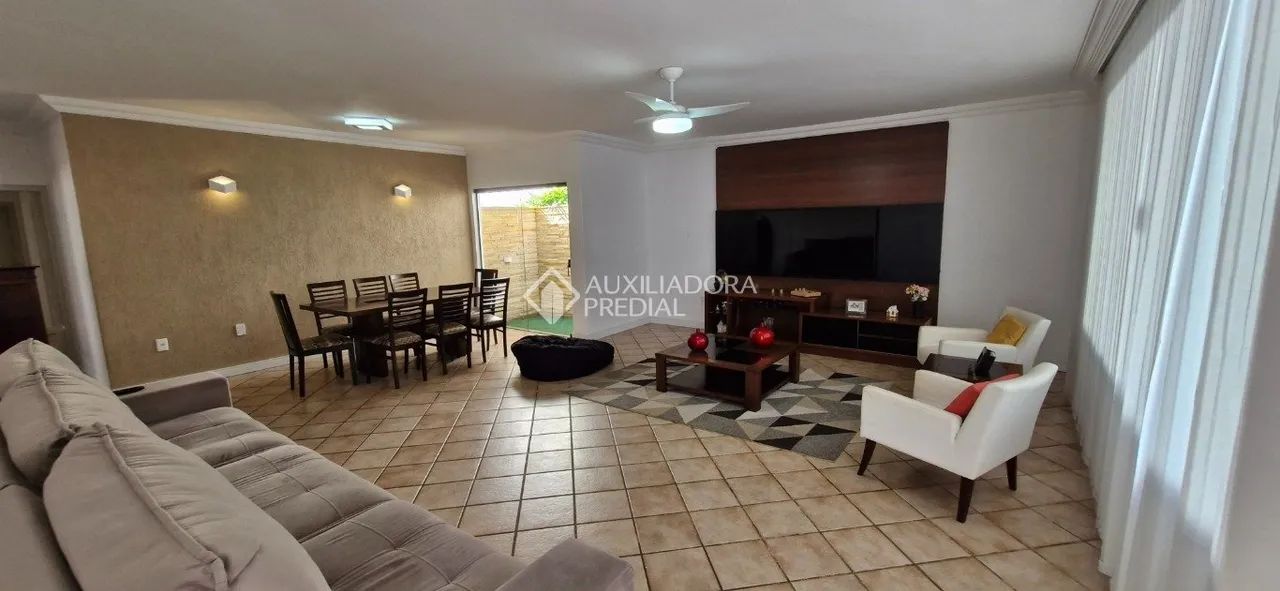 Casa com 4 quartos e 2 suítes no Santa Mônica