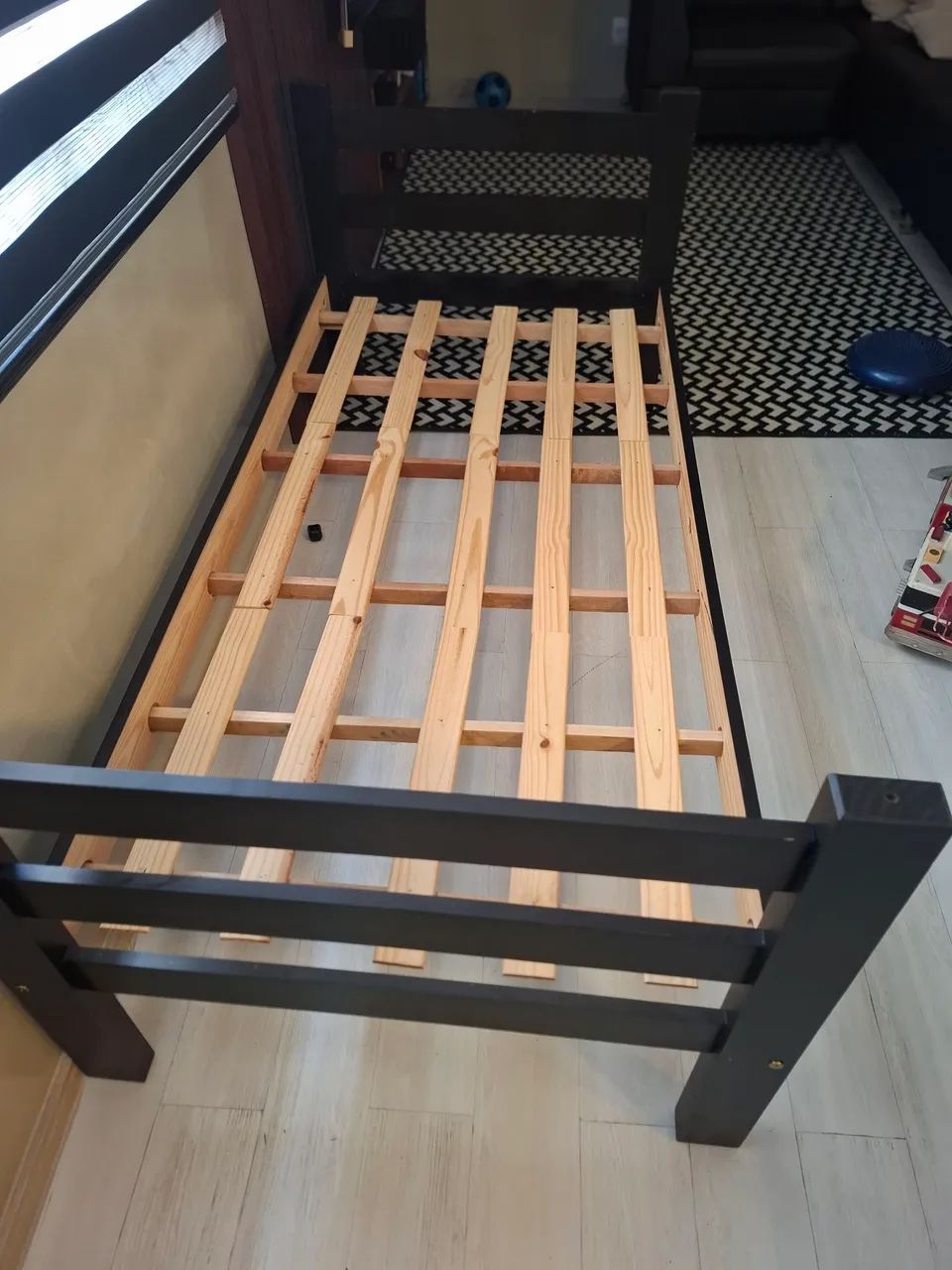 Cama de solteiro em madeira cor preto - Foto 3