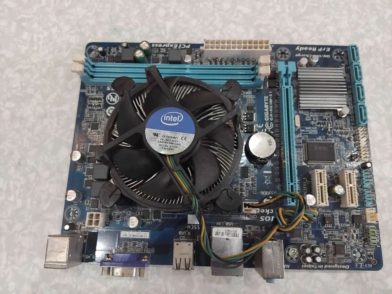 Placa mãe Gigabyte GA-H61m-S1 com proc.I3 2130  - Foto 4