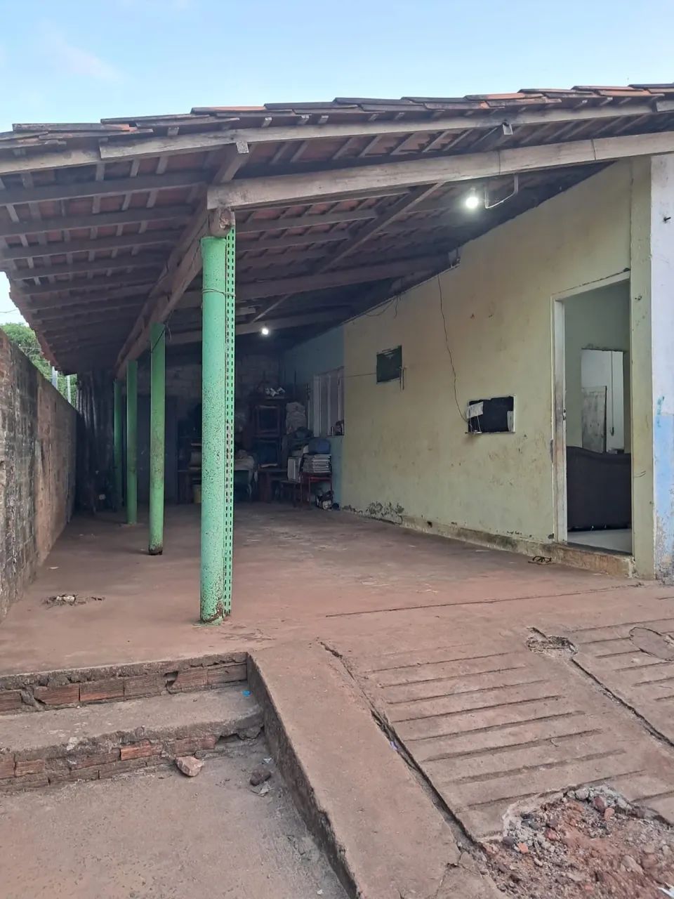 Casa simples com terreno amplo 