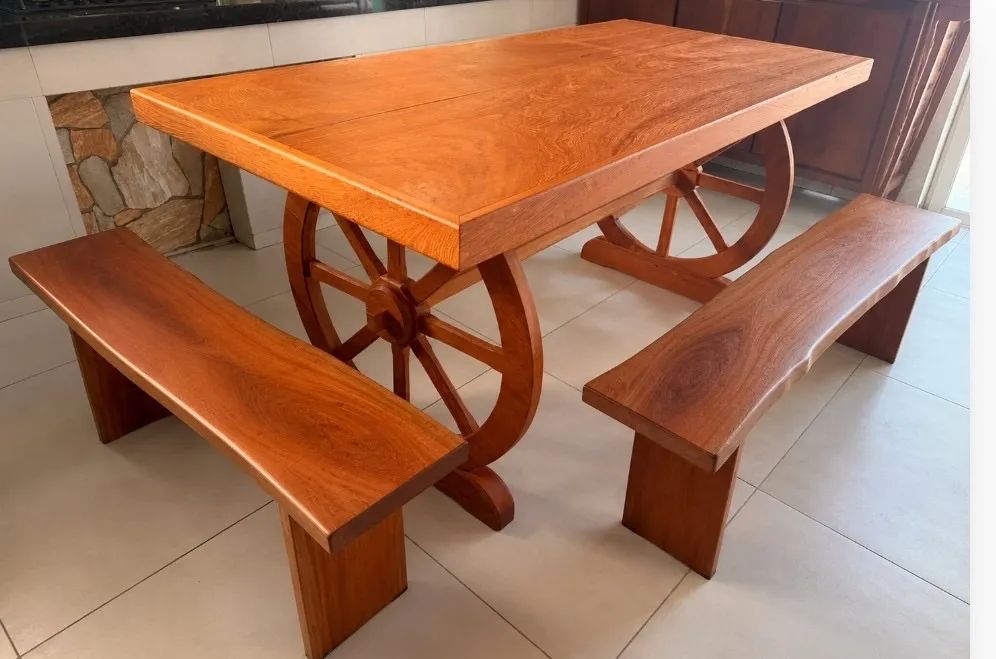 Mesa com dois banco de angelim pedra.