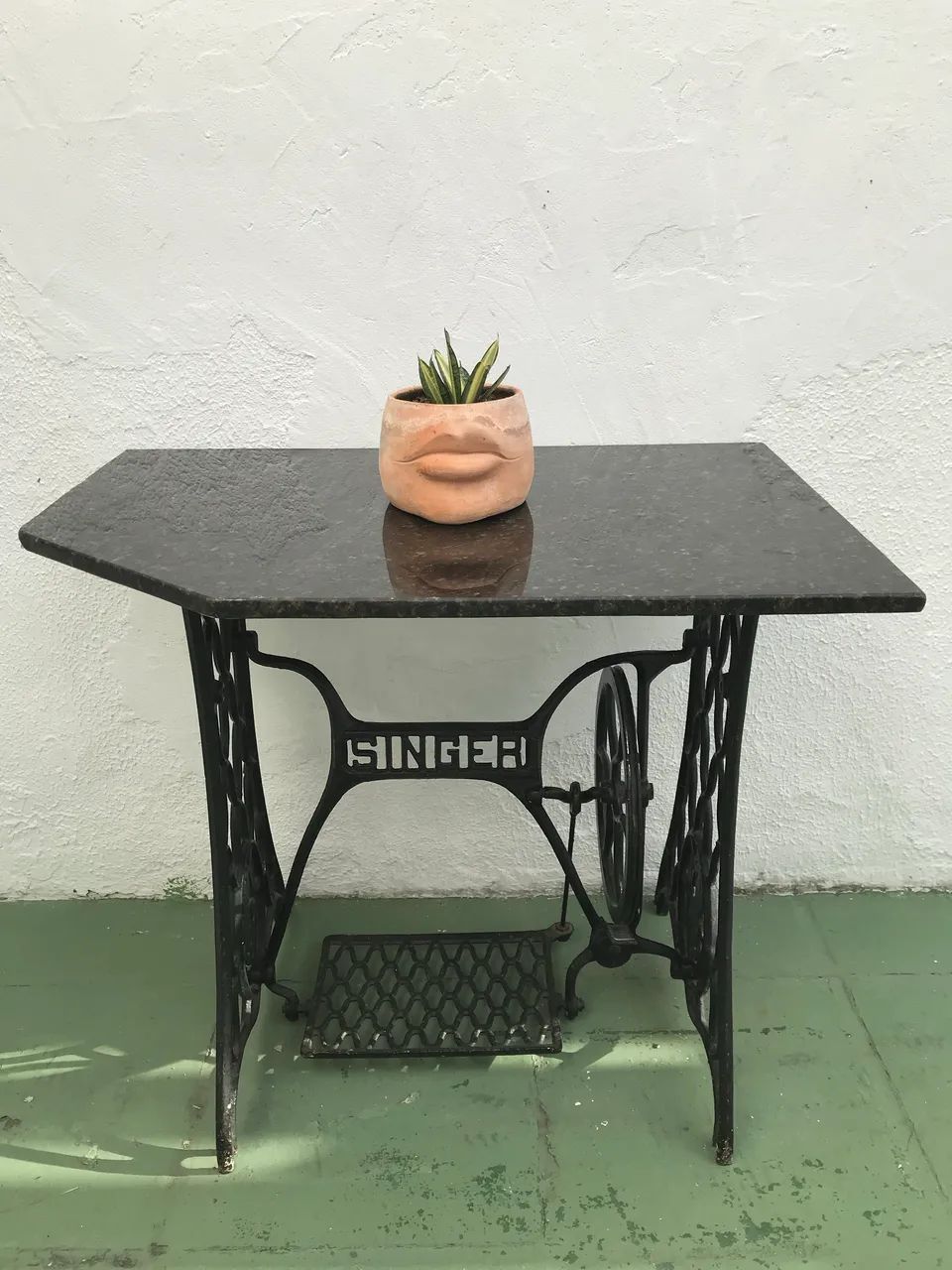 Mesa rústica tampo granito 