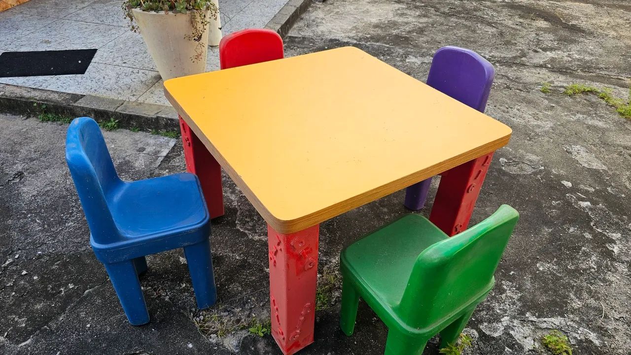 Conjunto mesa e 4 cadeiras