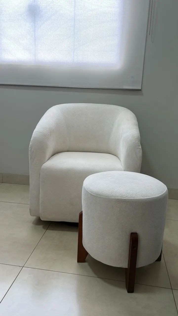 Poltrona giratória amamentação ou decorativa + puff  - Foto 3