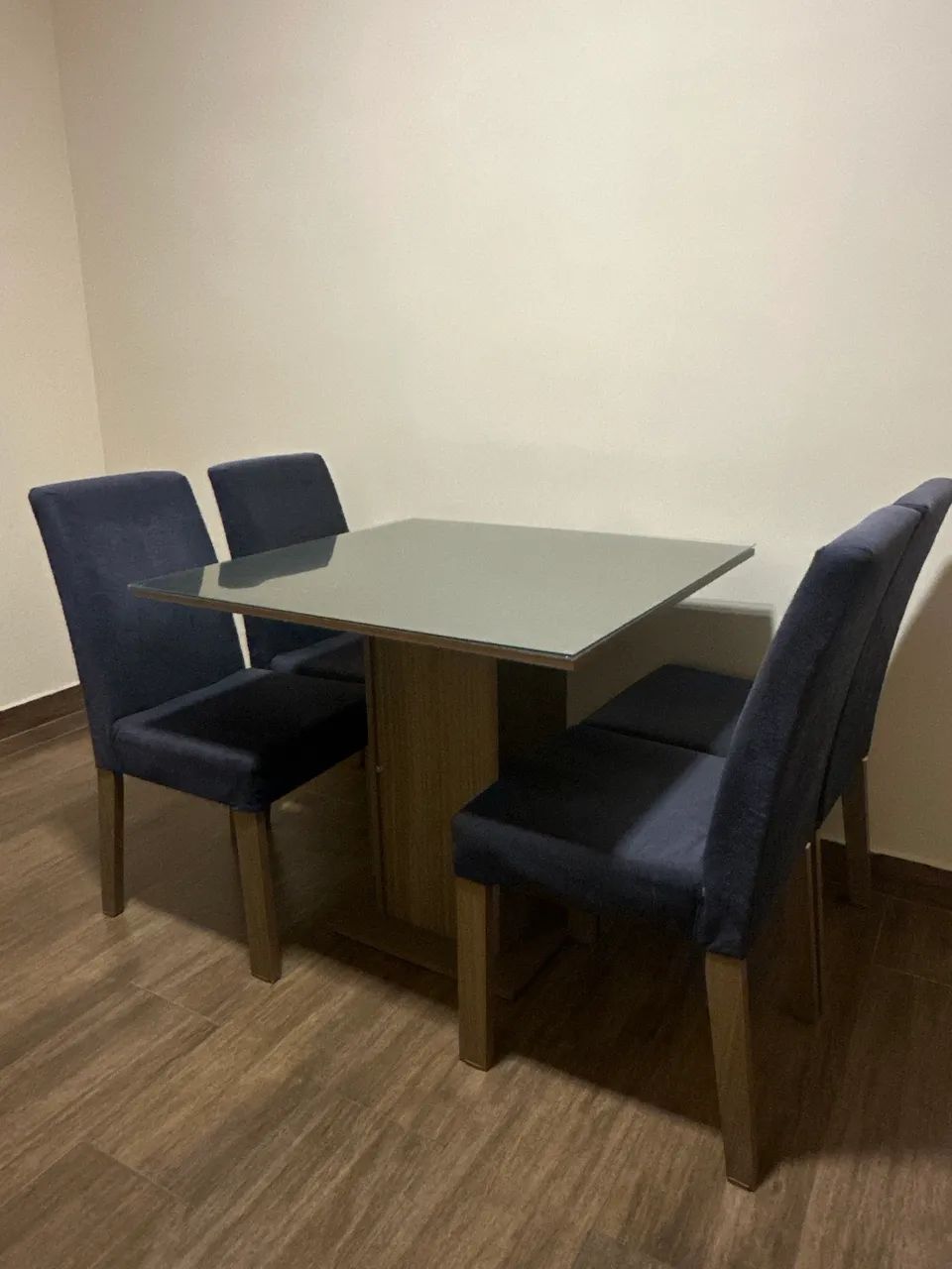 Mesa de jantar com 4 cadeiras