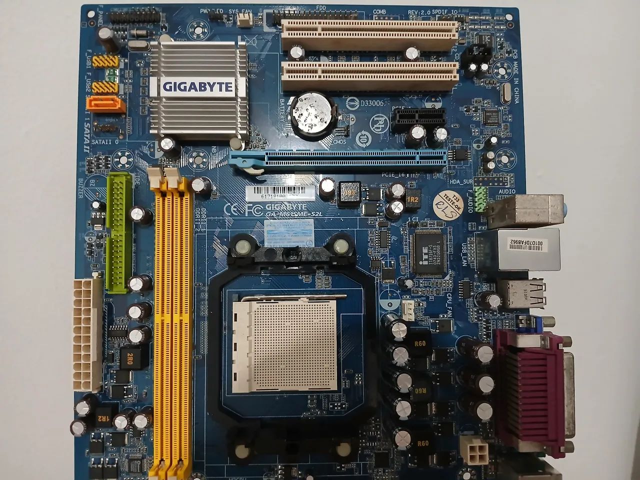 Placa mãe Gigabyte GA-M61SME-S2L