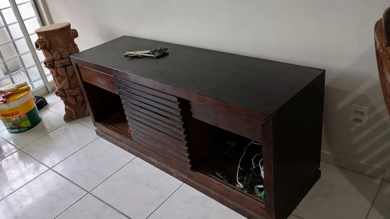Sofá,rack, cadeira de balanço,e duas camas de solteiro, tudo no precinho. 
