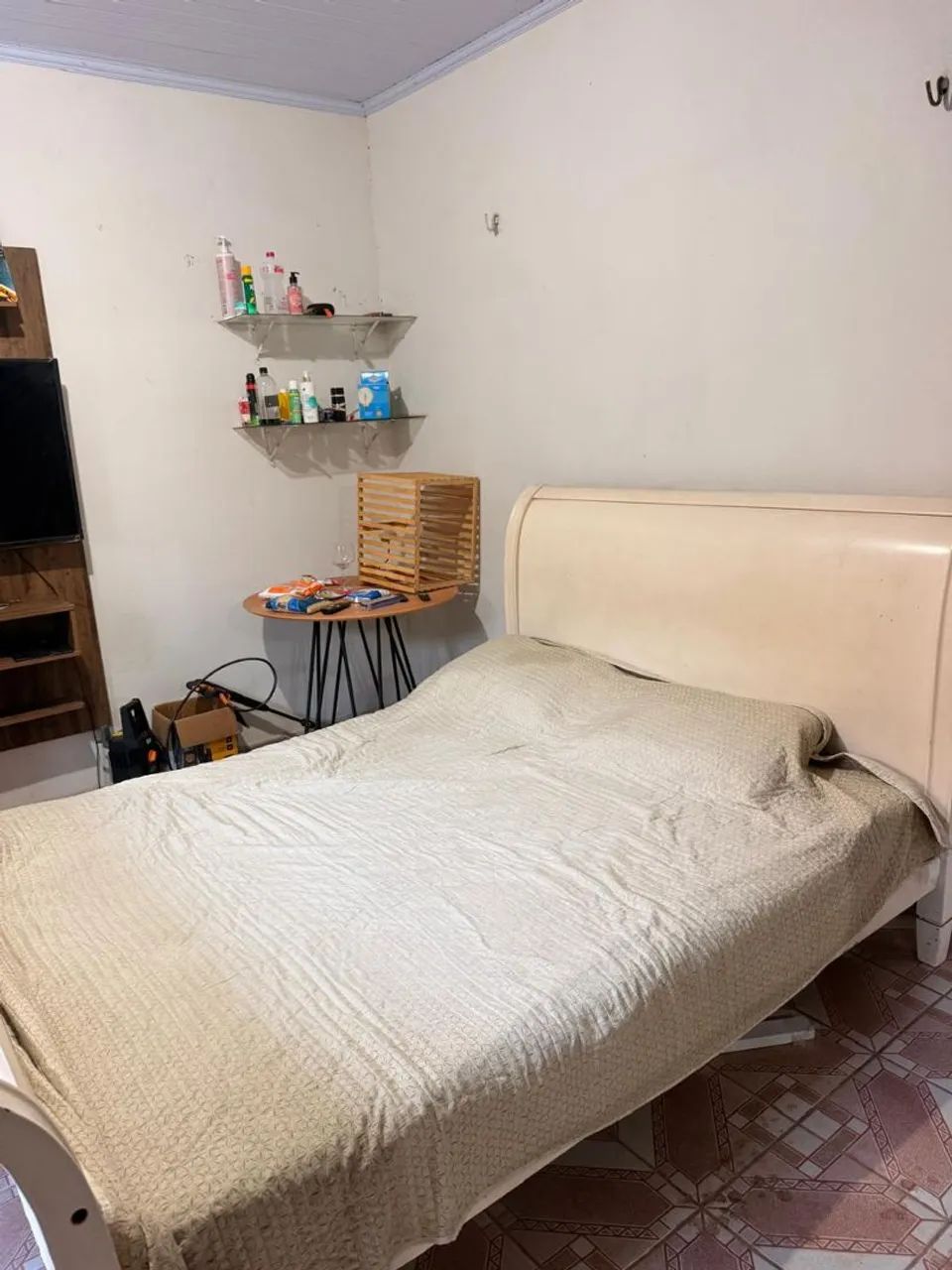 Cama de madeira com colchão 