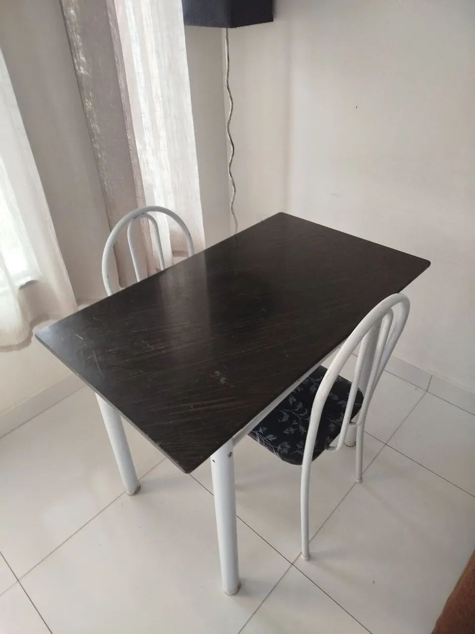 Mesa retangular em aço e tampo de granito com 2 cadeiras. - Foto 4