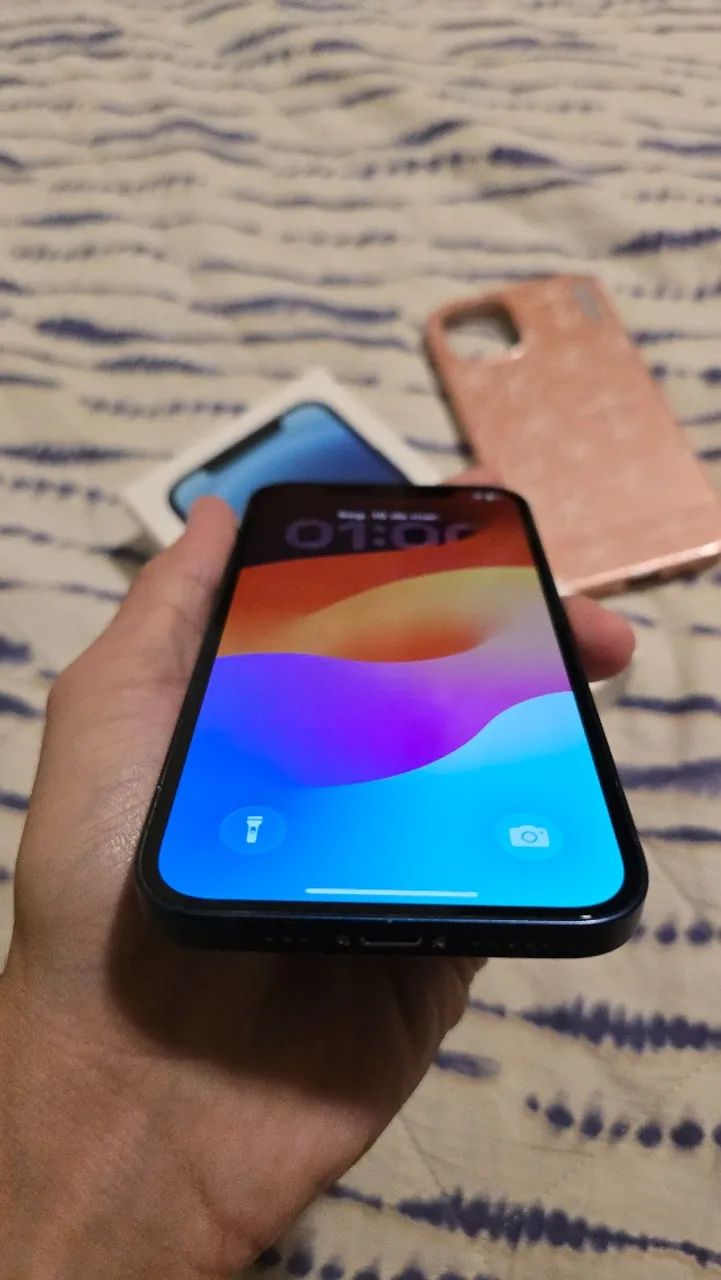 Iphone 12 256GB Azul -  Impecável, com caixa e capinha - Foto 4