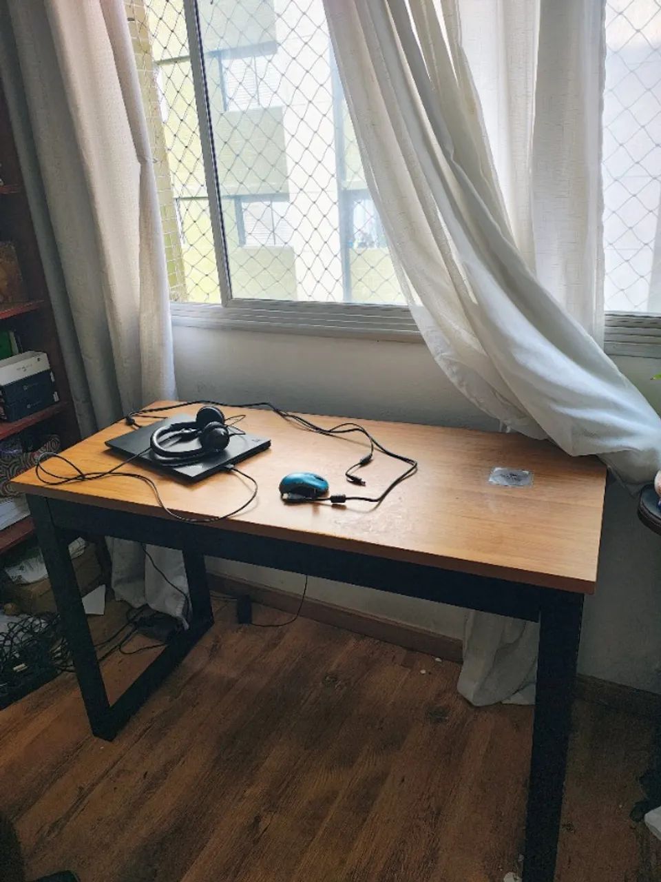 Mesa de trabalho semi nova, com gaveta