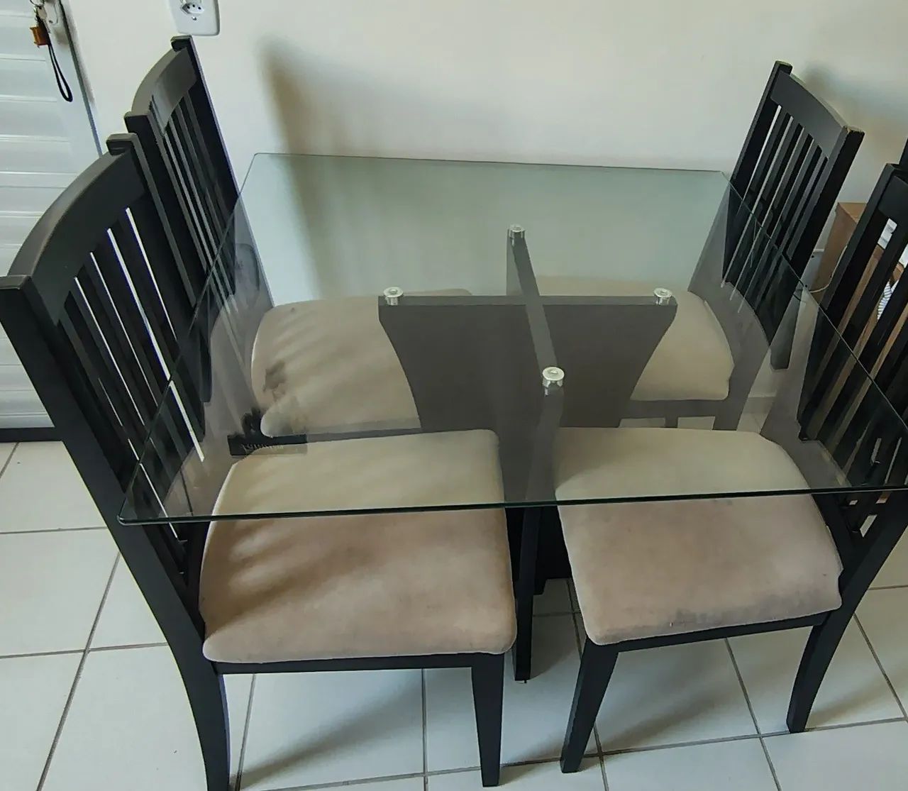Vendo mesa de de madeira com 4 cadeiras - Foto 4