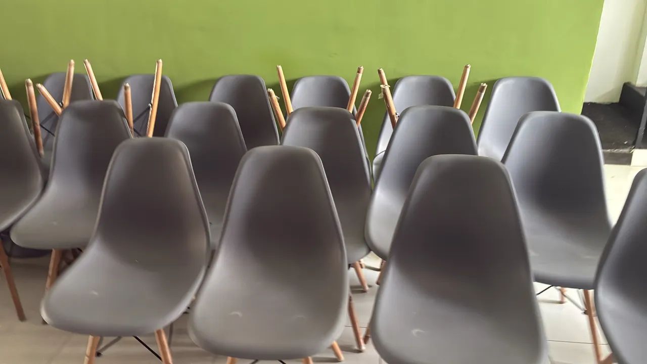 Cadeiras Eames Eiffel Cinza com Pés de Madeira