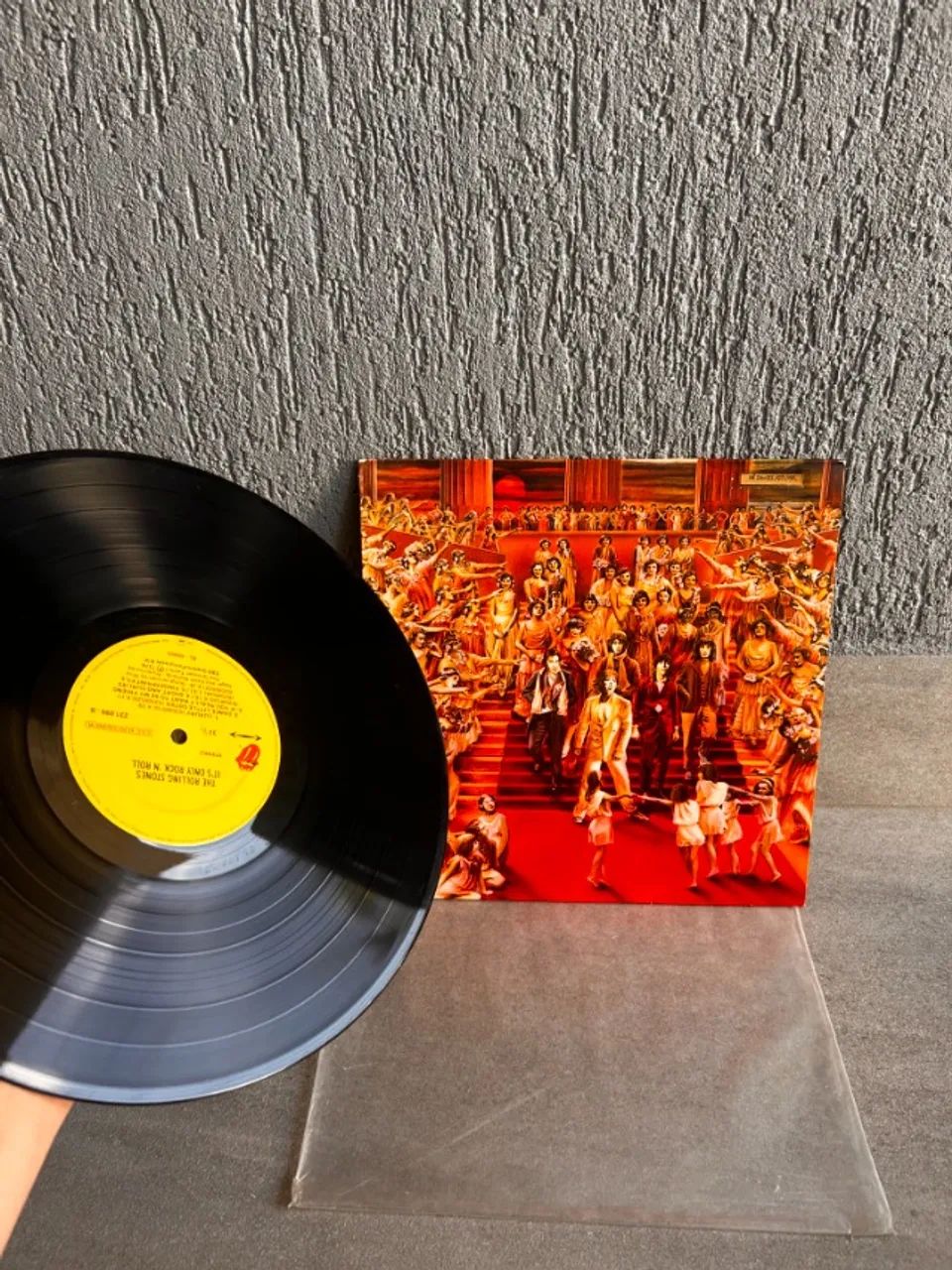 Vinil It's Only rock 'n Roll com encarte  - Foto 5