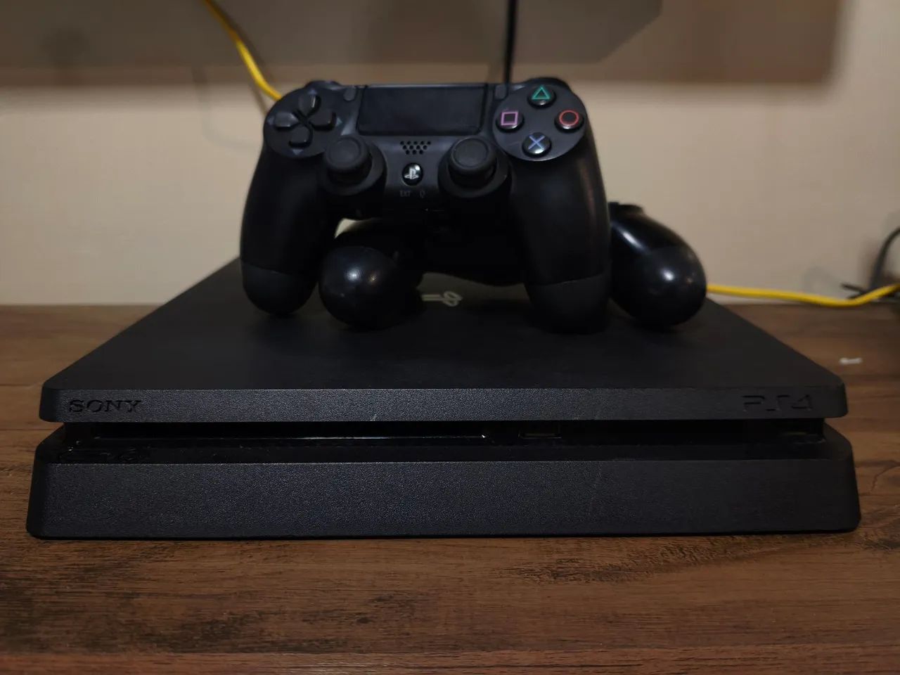PS4 Slim + 2 Controles - Foto 3