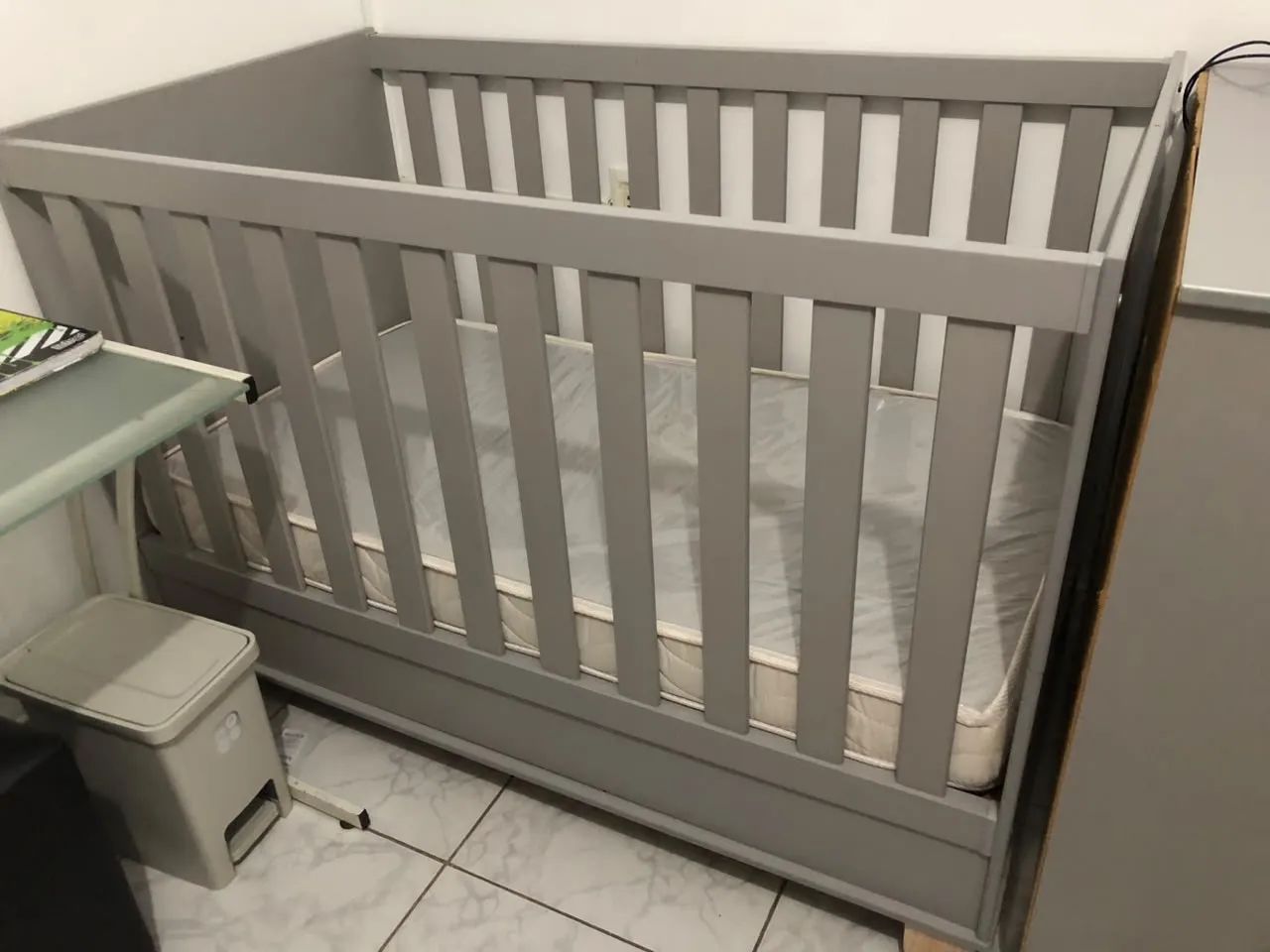 Berço infantil cinza com colchão em bom estado