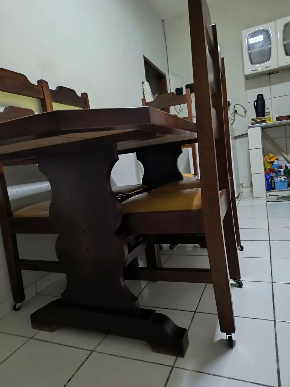 Mesa de jantar toda em madeira maciça ipê com 6 cadeiras com assento acolchoado e rodizios - Foto 2