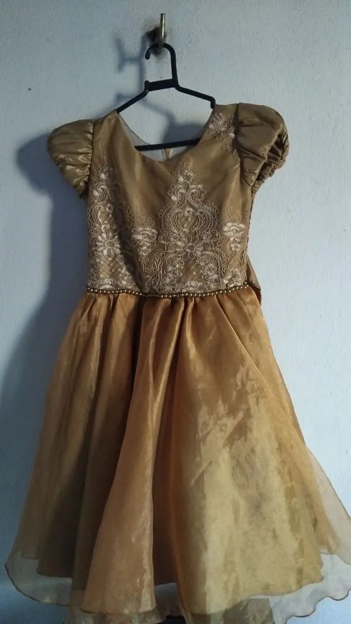 Vestido de festa com acessório