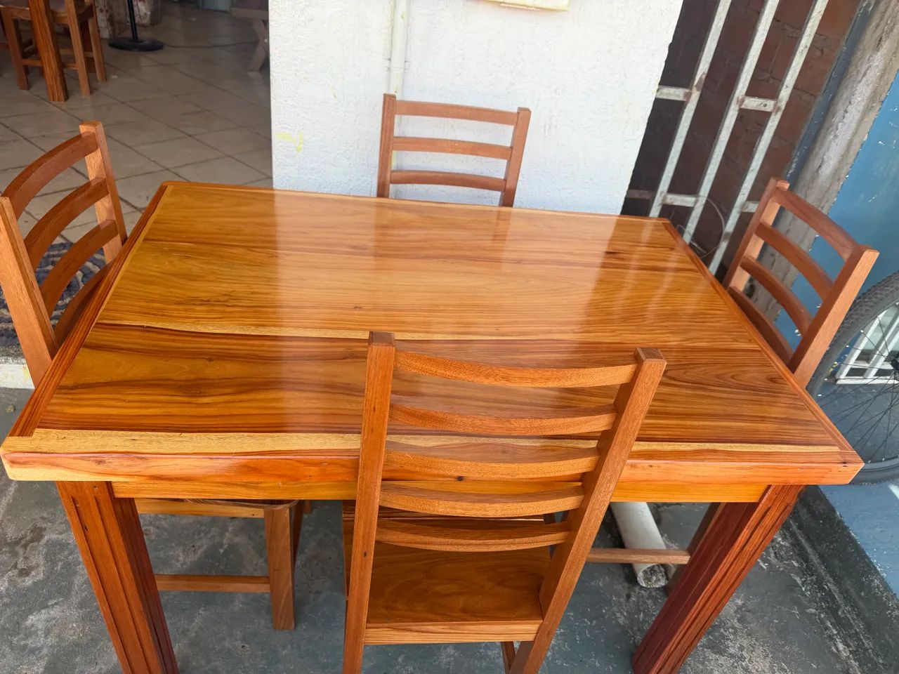 Mesa 4 cadeiras com borda grossa em madeira  - Foto 2