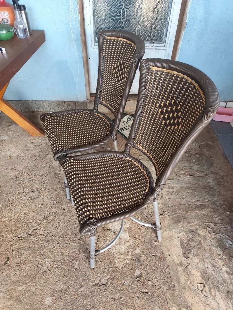 Mesa com 4 cadeiras de vime 