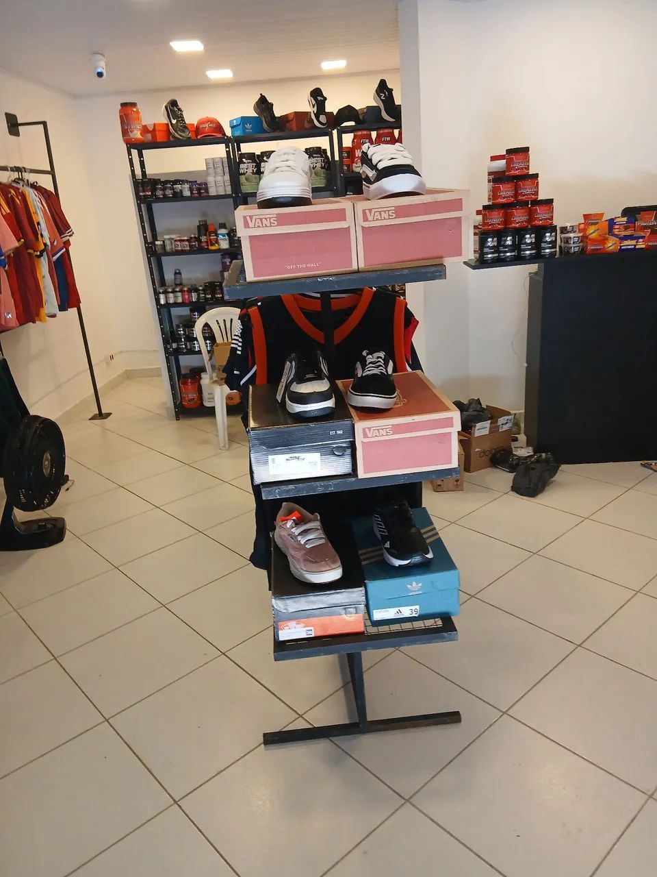 Arara de roupas loja com suporte triplo