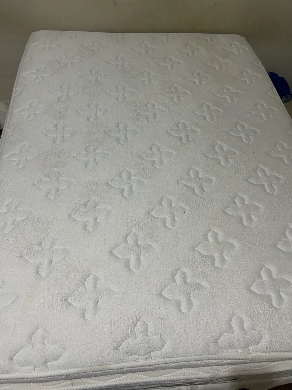 Cama box casal com pillow top e molas ensacadas 