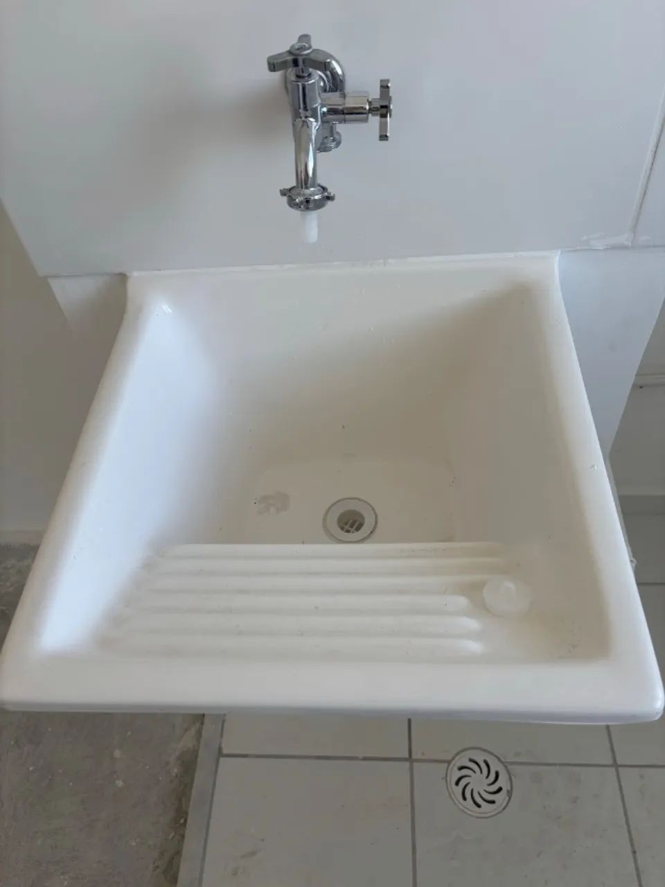Tanque com sifão e torneira