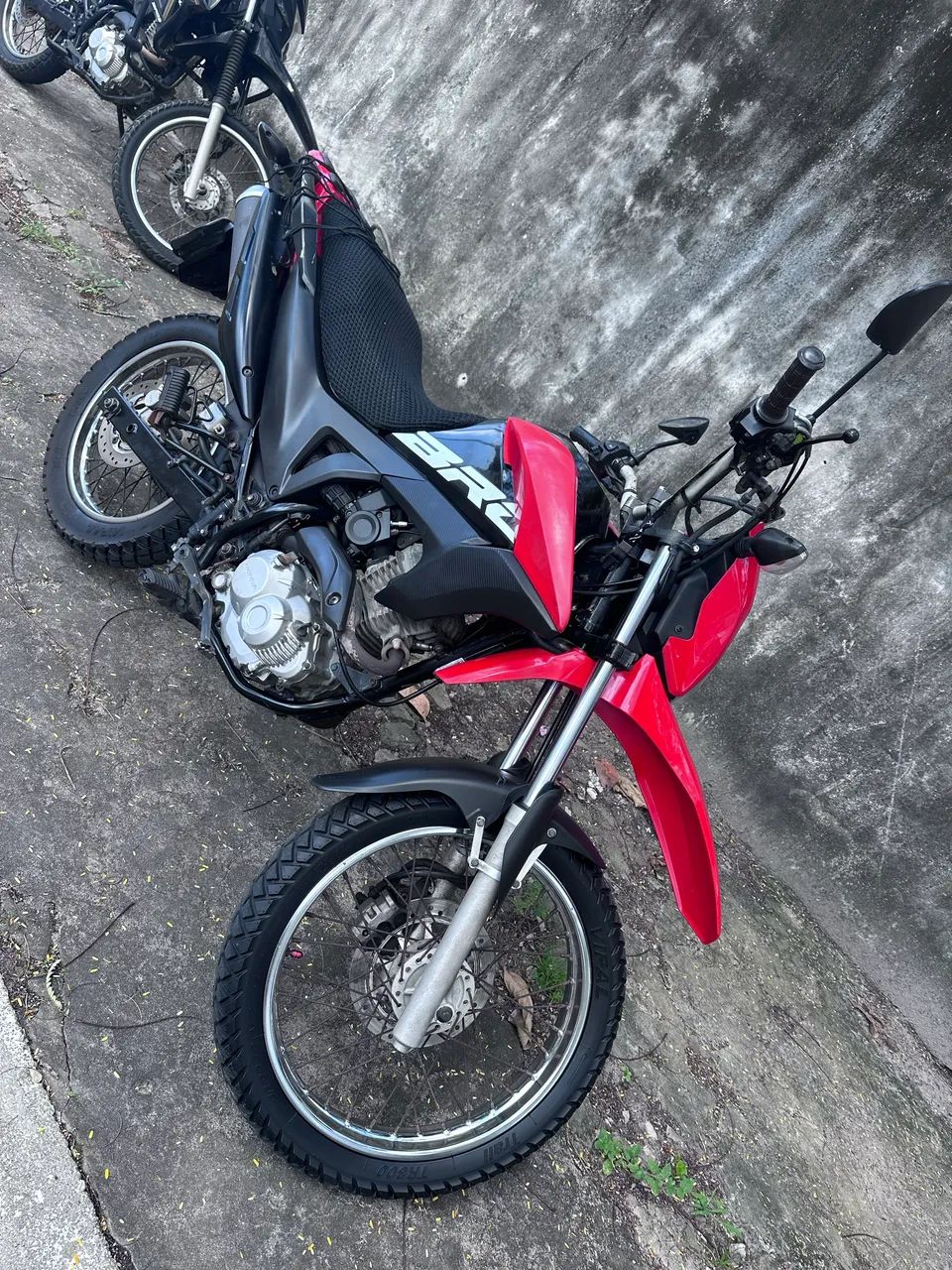Bros 2019 - vermelha e preto