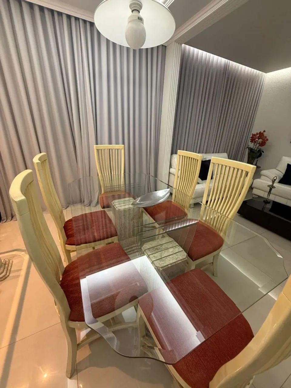 Conjunto mesa de jantar e aparador - Foto 5