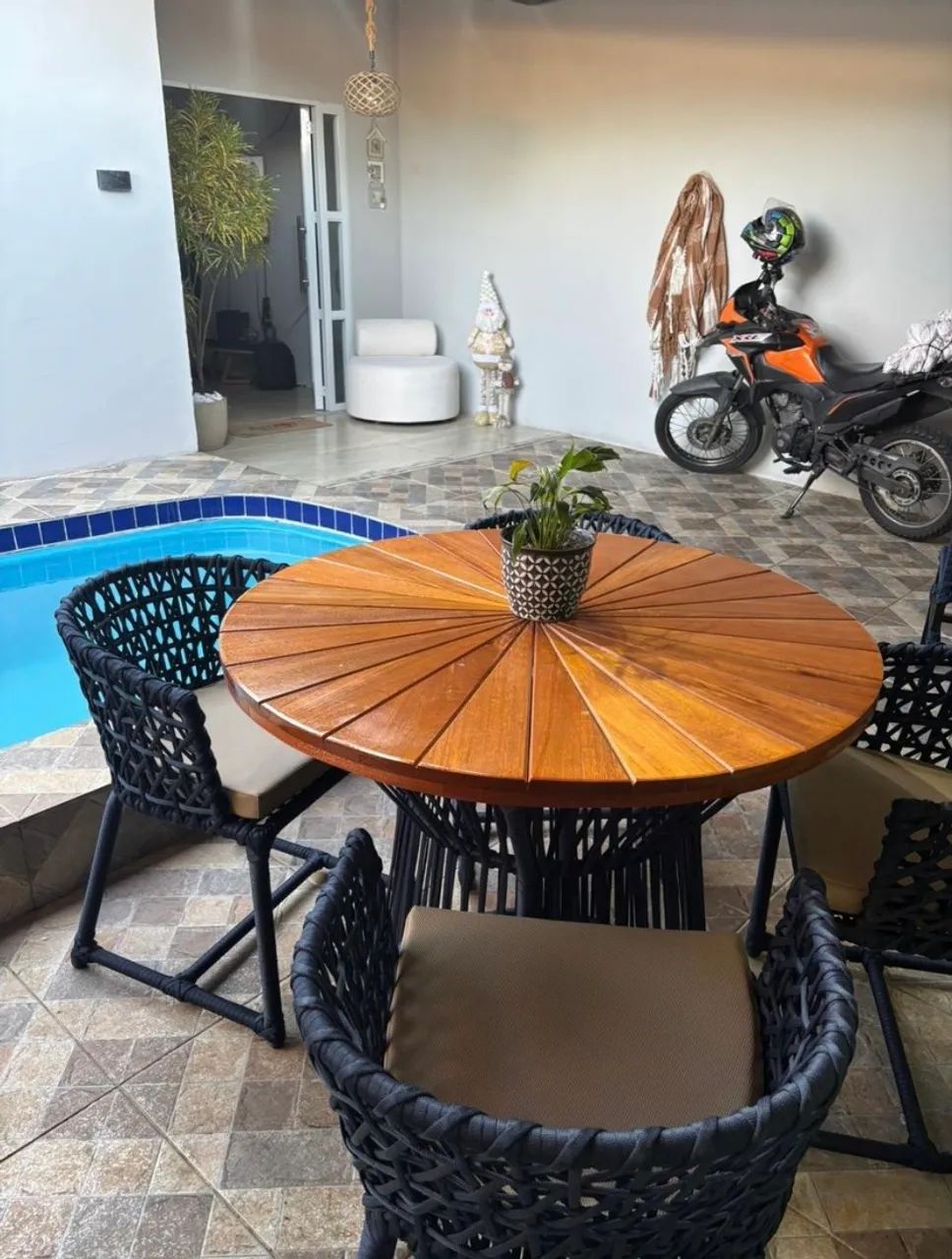 Mesa e cadeiras de fibra 