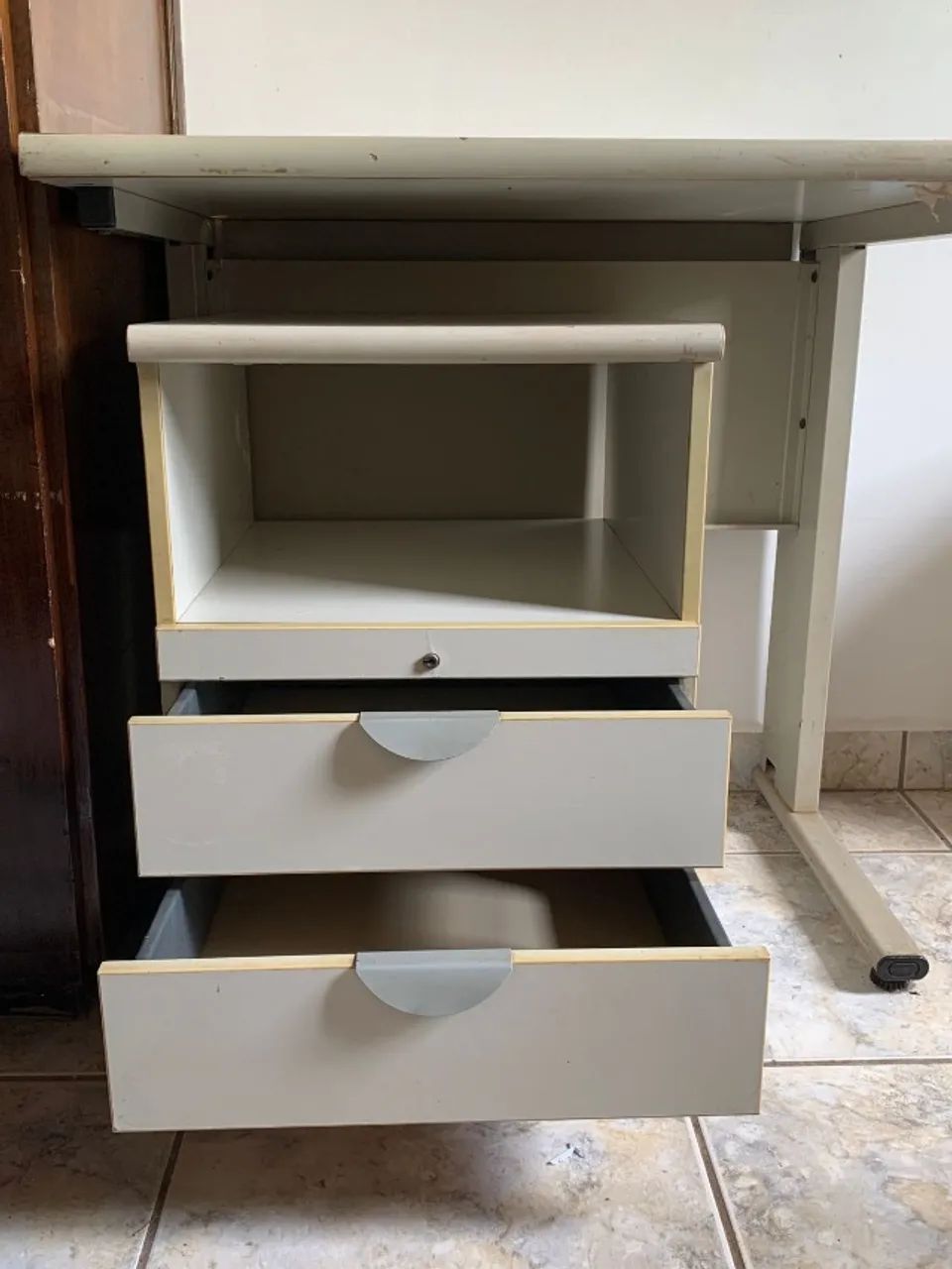  Escrivaninha e Cômoda (2 gavetas e com rodinha) - Foto 3