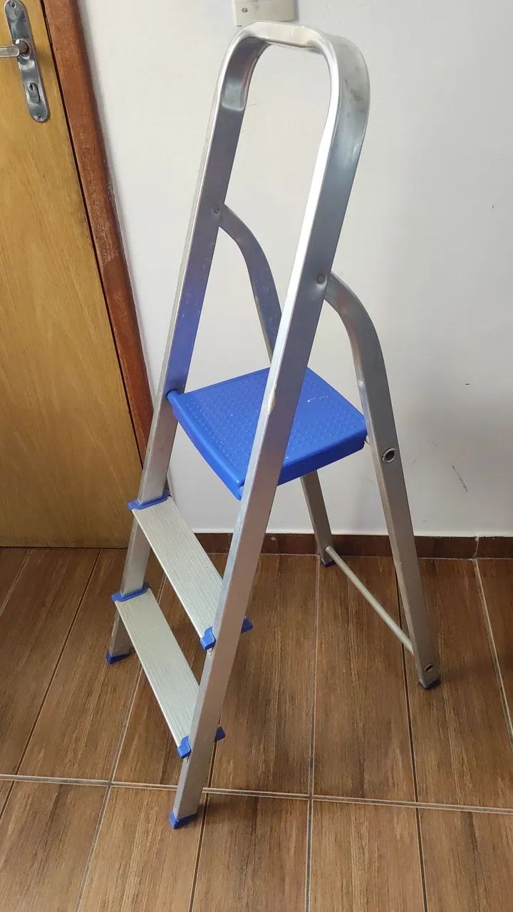Escada semi nova três degraus MOR