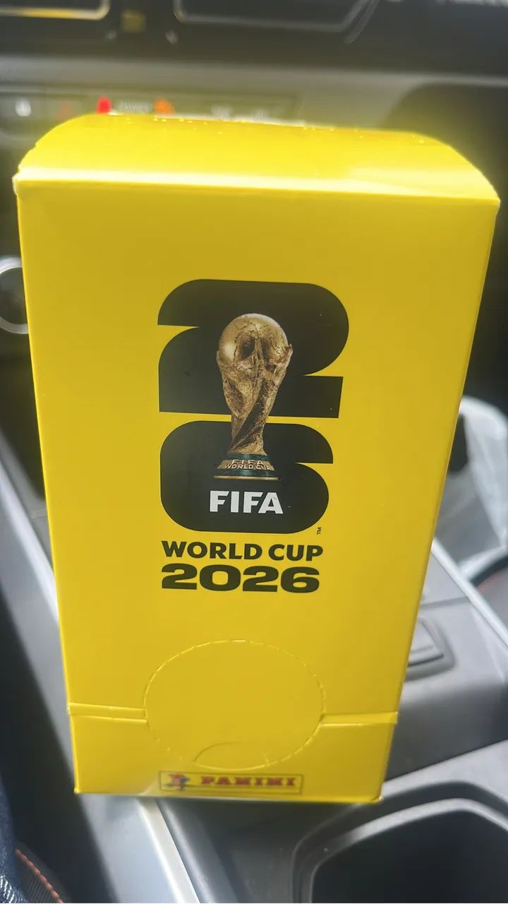 Caixa lacrada com 100 pacotes de figurinhas da Copa do Mundo 2026