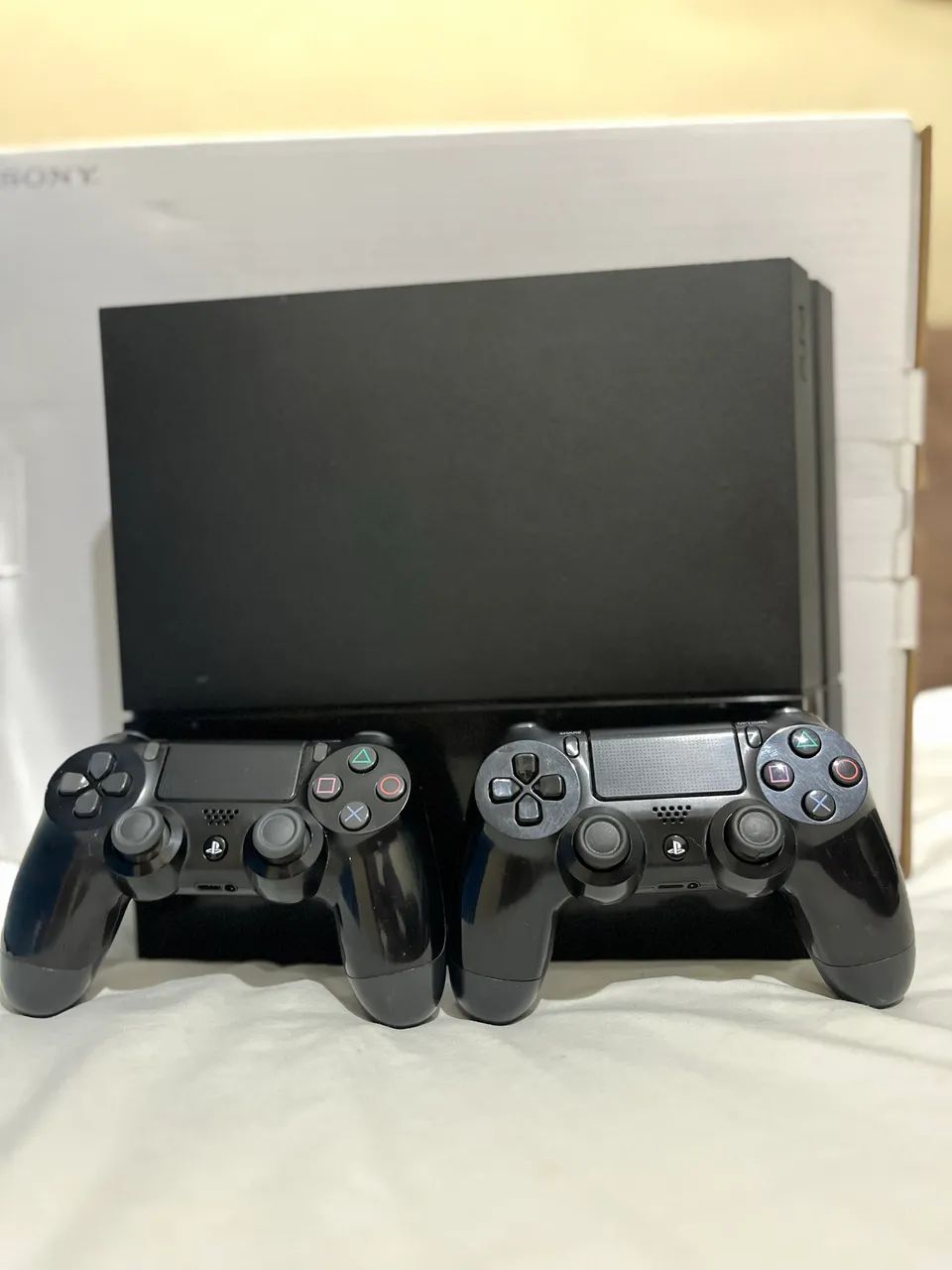 Vendo PS4 com Caixa + 2 Controles  - Foto 2