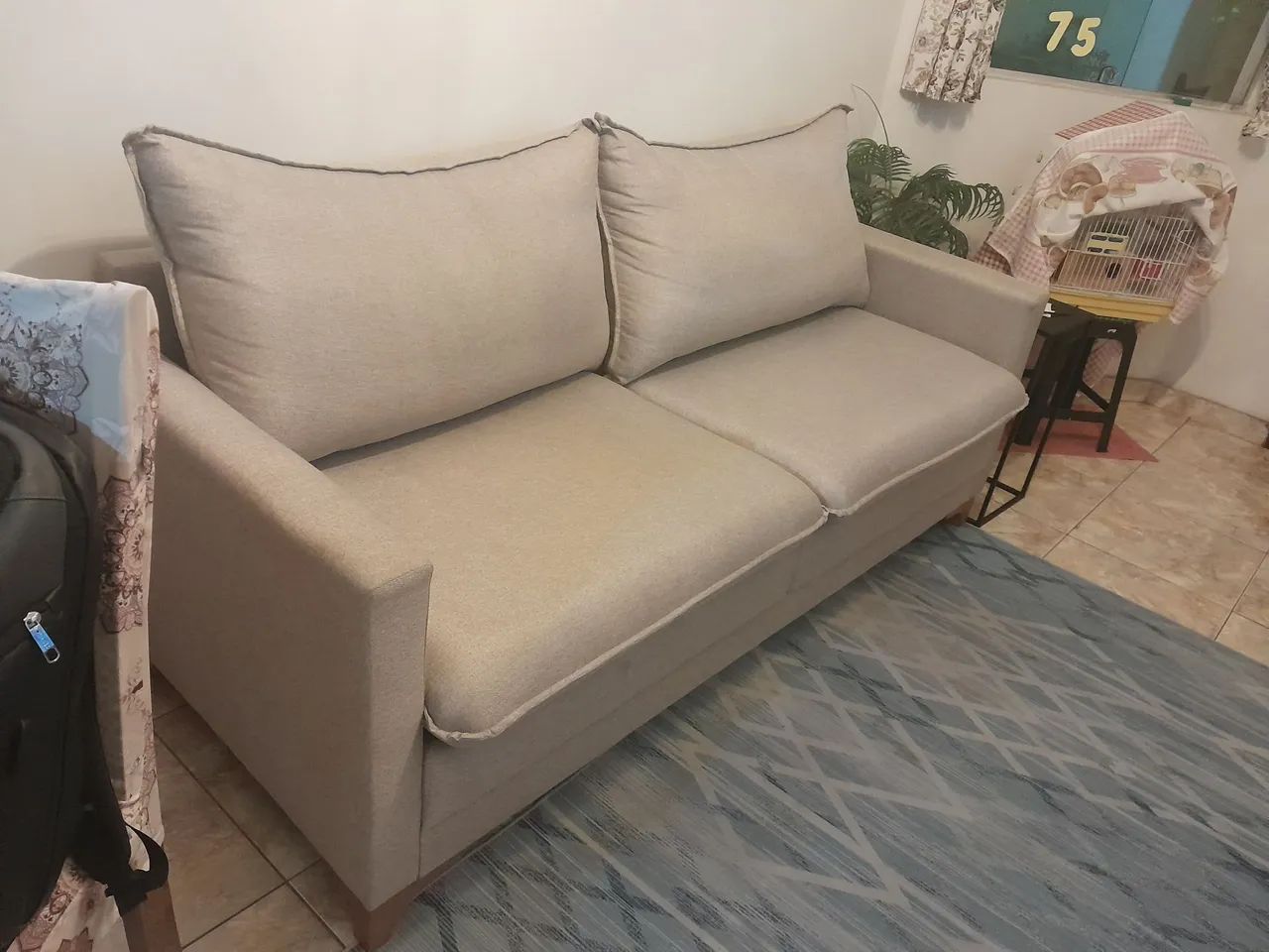 Sofá 3 lugares moderno de linho semi novo - Foto 2