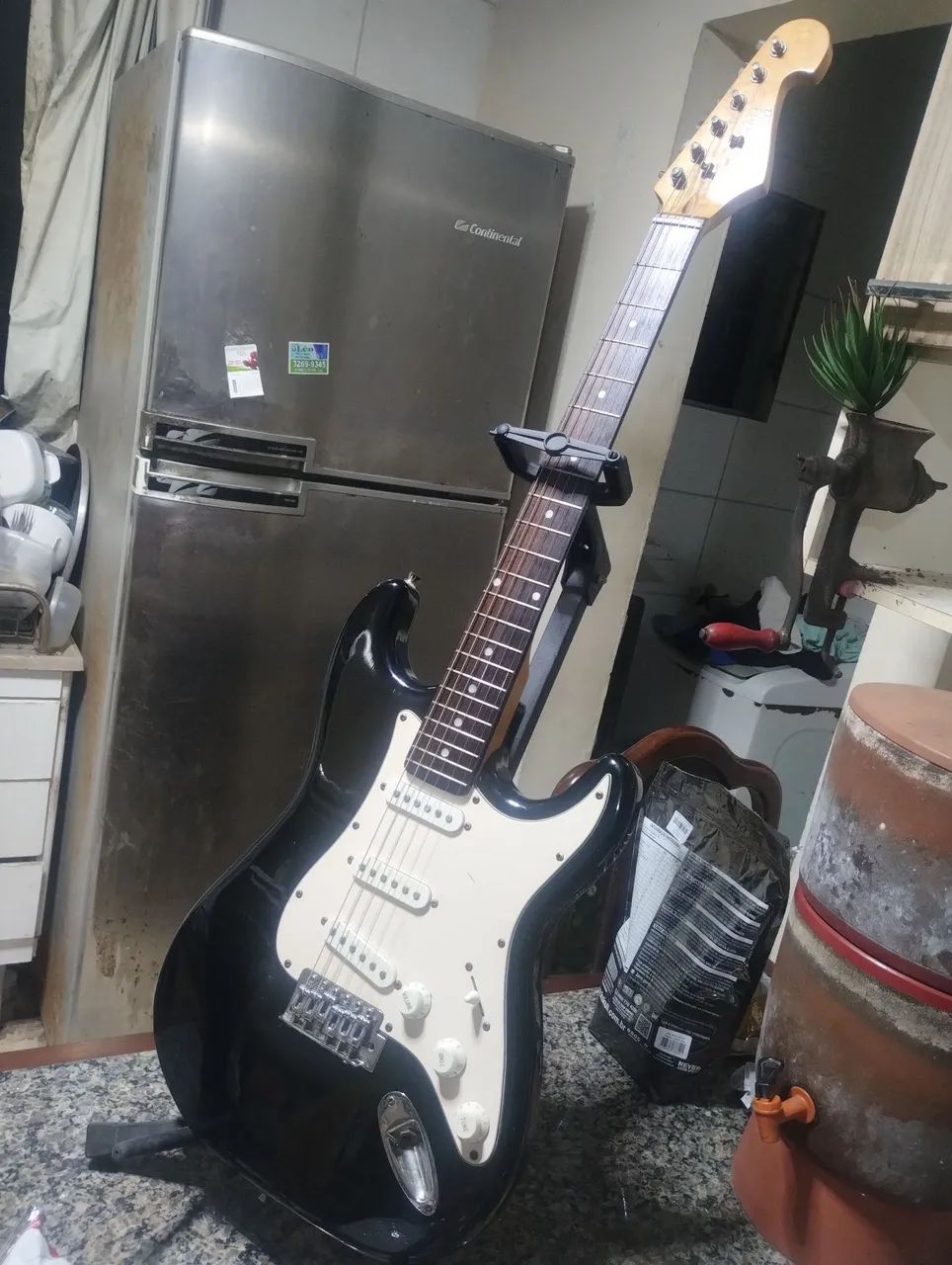 Guitarra Memphis stratocaster revisada pelo luthier, super confortável de tocar 