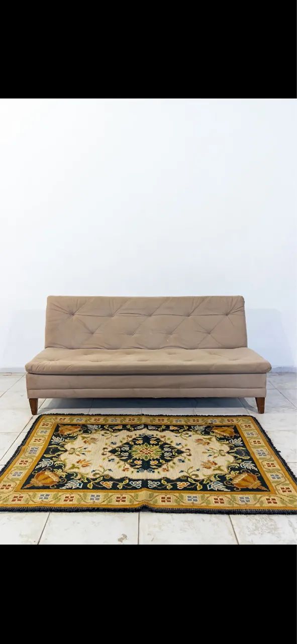 Sofá Cama elegante e confortável em suede bege, com pés de madeira robustos e espuma D33