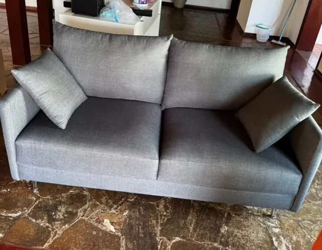 Sofá Living 3 lugares linho cinza pés metálicos