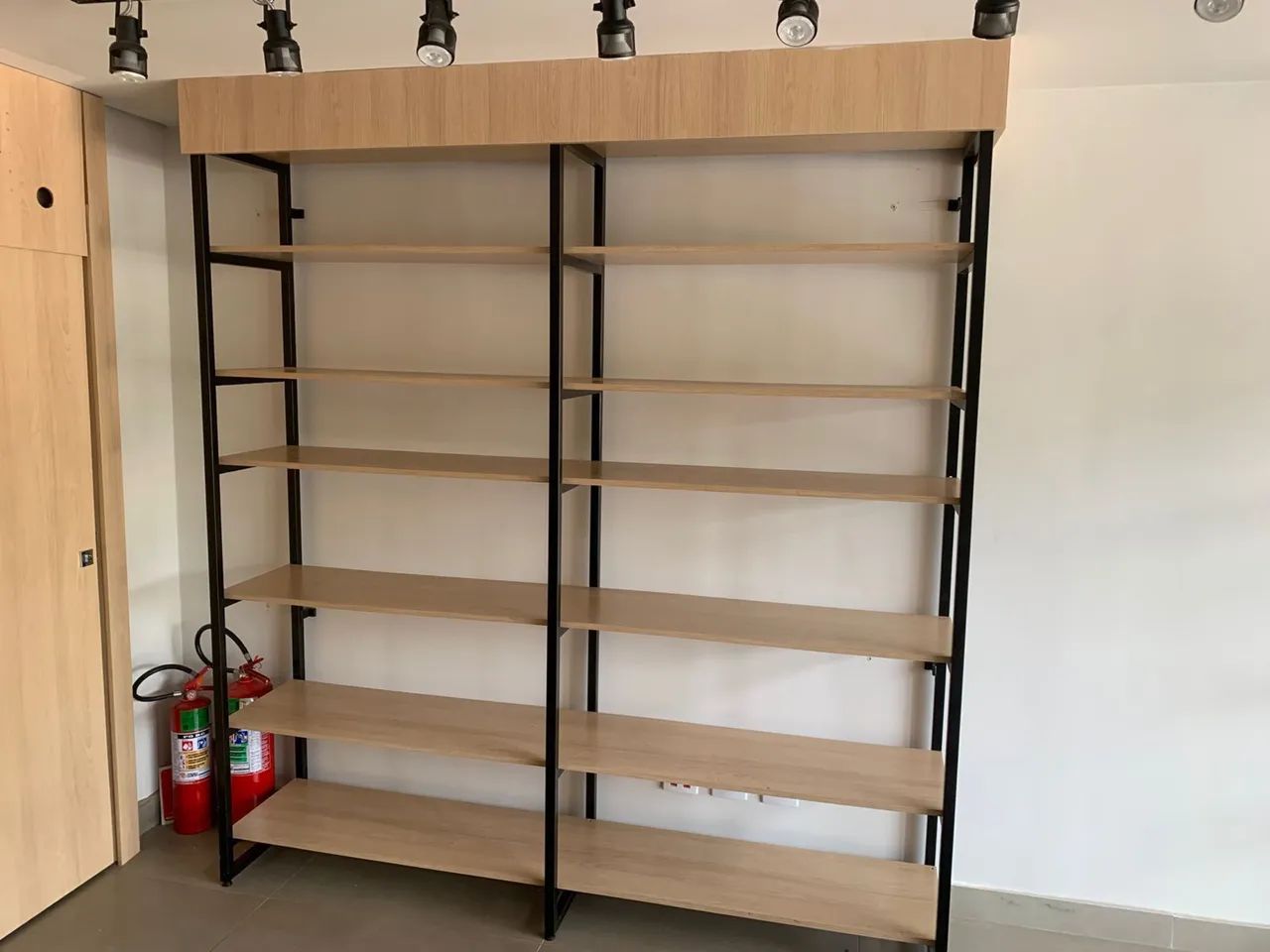 Armário em MDF e Ferro 