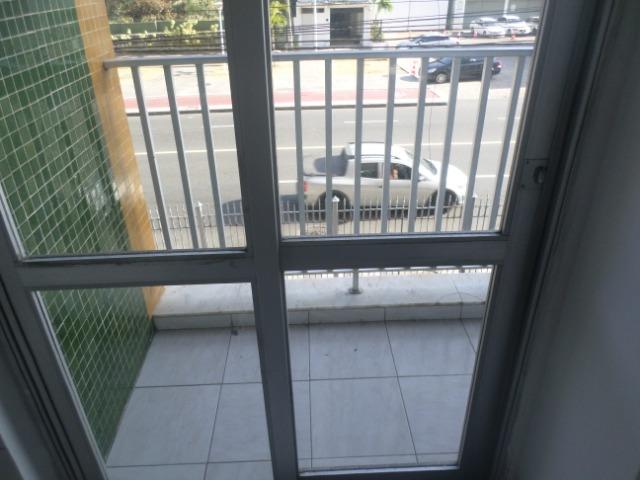 Ondina - Apartamento de quarto e sala com varanda de frente para a Avenida - Foto 3