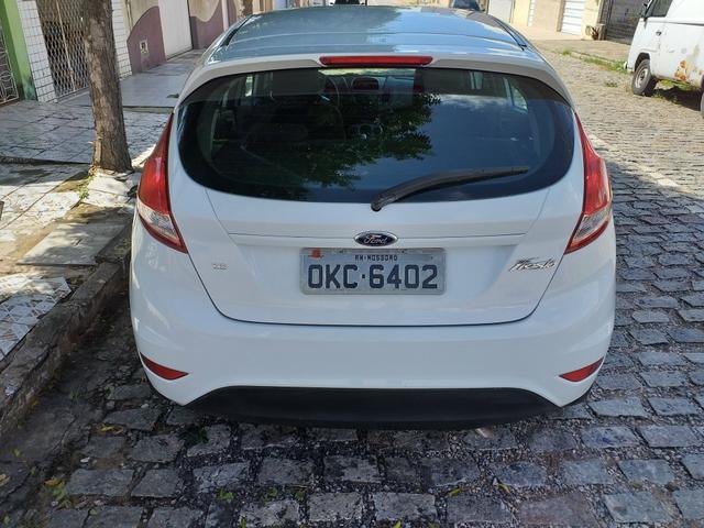 New Fiesta lindo Troco e Financio - Foto 2