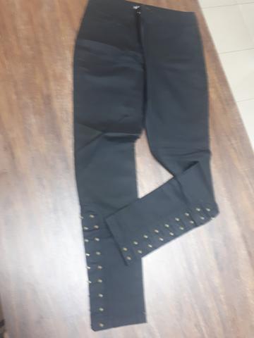 Calça Sarja com detalhes nas pernas